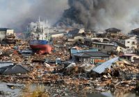 imagen de tsunami de Japón con barco y ola gigante