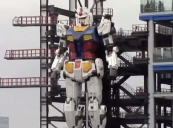 El robot japonés de 18 m de altura ya agita las extremidades
